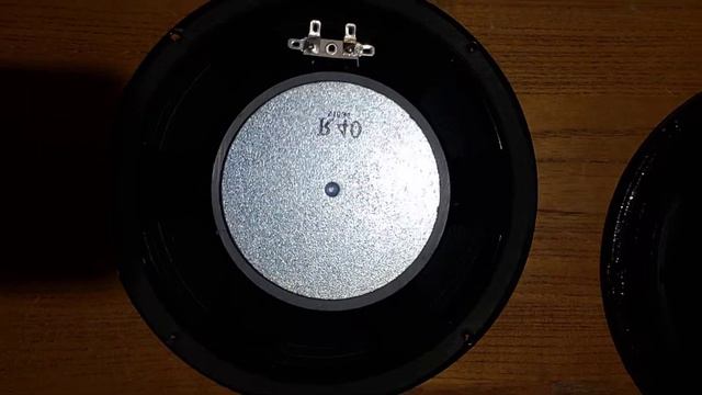 Rumble 40 stock speaker v.s. Eminence Legend BP102 смотреть онлайн