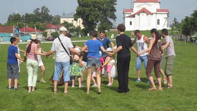 Танцы на траве XVIII века. В сквере"Блюдечко" в Коломне.18.06.16.часть-2. MVI 4818 смотреть онлайн