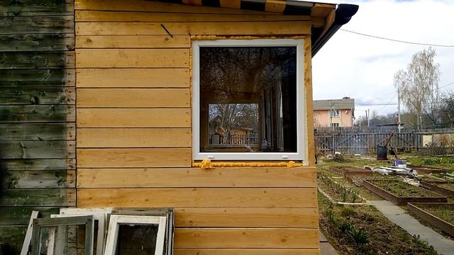 Веранда пристроенная к дачному дому. Окна на веранде и доме. смотреть онлайн