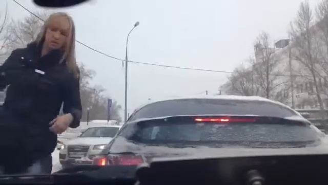 Наглая девушка на Ниссане. смотреть онлайн