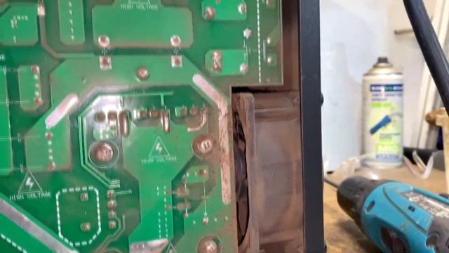 Движуха в мастерской. Почистил сварочный полуавтомат FoxWeld Invermig 205 от пыли. смотреть онлайн