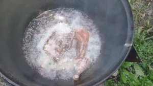 Курица целиком обжаренная в казане.