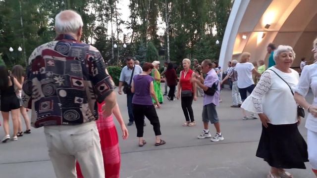 ЖУРАВЛИ, ЖУРАВЛИ, ЖУРАВЛИ УЛЕТАЮТ! СЧАСТЛИВЫЕ МОМЕНТЫ ИЗ ПАРКА ГОРЬКОГО смотреть онлайн