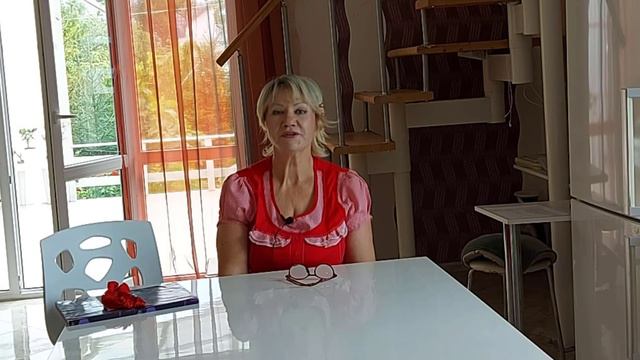 Брала подпорченную грушу Думала, потом съем хорошую. Но завтра опять брала порченую смотреть онлайн