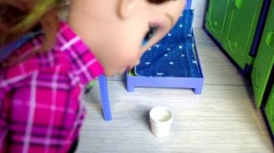 СЪЕЛ ВИТАМИНЫ СОБАКИ?? СРОЧНО К ДОКТОРУ Катя и Макс веселая семейка Смешные куклы Барби ДАРИНЕЛКА