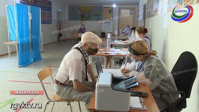 Как проходит голосование по поправкам в Конституцию России выяснил Сайгидахмед Ахмедов смотреть онлайн