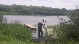 Мостик для рыбалки и спуска лодки на воду ( сваими руками)