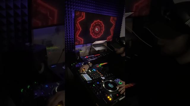 Melodic Techno / Pioneer XDJ XZ / Akai APC 40 MK2 / Novation Launchkey 61 MK2 / Novation Launchpad смотреть онлайн