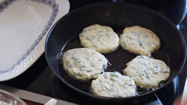 Leckere Käse-Puffer - zum Frühstück oder als Snack | ? müsst Ihr probieren | Canans Rezepte смотреть онлайн