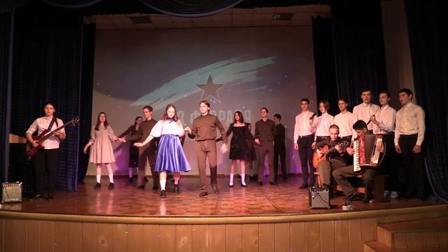 Класс 10-3,4 и 10-5,6 исполняют песню "За тебя, Родина-мать". смотреть онлайн