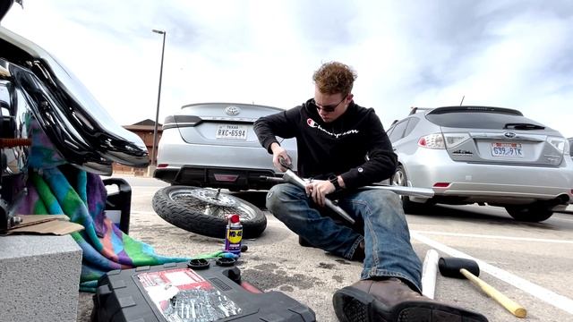 Fork Seal Replacement on Motorcycle (2006 Honda Shadow 600) смотреть онлайн