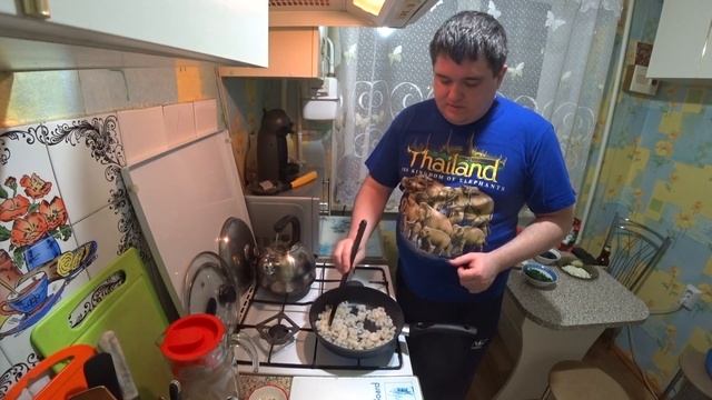 Спагетти с креветками в чесночно-соевом соусе смотреть онлайн