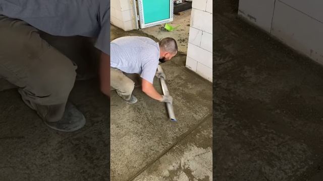 Выравнивание стяжки Пола после заливки по маякам с добавлением микрофибры смотреть онлайн