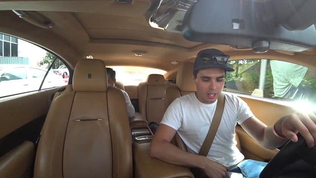 Обзор Rolls-Royce Wraith. Реакция: видеограф на Rolls-Royce встречает клиентов в Дубай.