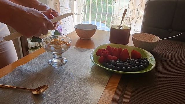 Завтрак с ягодами и йогуртом