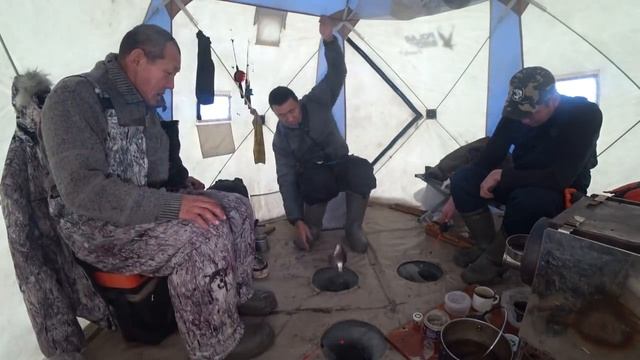 Как мы РЕВИЗОРА рыбачить возили! Якутия Yakutia