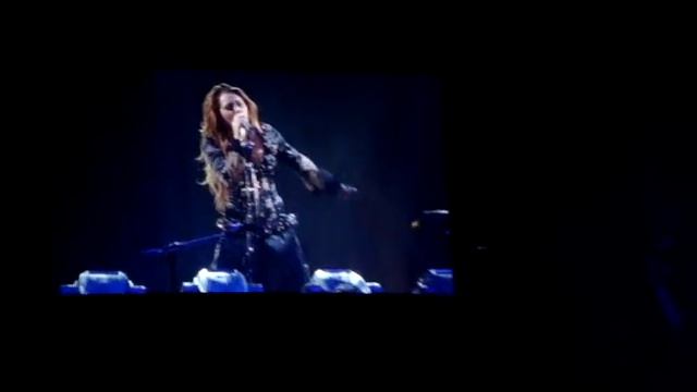 Miley Cyrus - Every Rose Has Its Thorn (Sydney 26/06/2011) смотреть онлайн