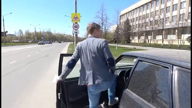 Символ Победы — Георгиевскую ленту горожанам вручили волонтеры ЦМП. смотреть онлайн