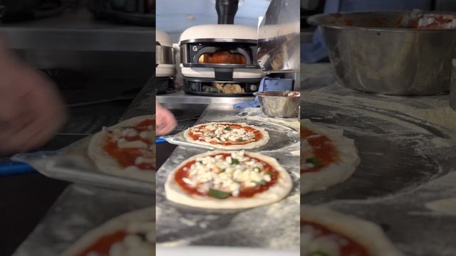 Baking 2 Pizza in one @gozney Dome pizza oven смотреть онлайн