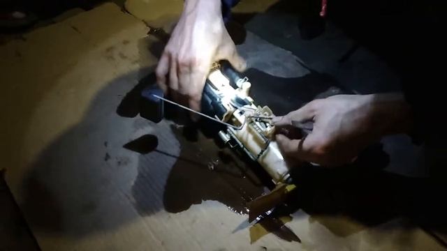 Снятие и проверка бензонасоса Митсубисси Паджеро Ио Пинин.