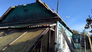 Меняем старую крышу из шифера, перекрываем крышу профнастилом и просто сельские будни.