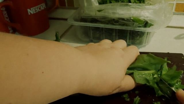 Заготавливаем щавель на зиму. Заморозка щавеля. Деление на вершки и черешки. смотреть онлайн