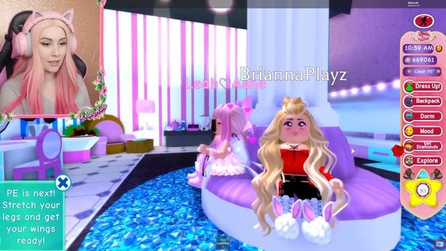 I GAVE THE NEW GIRL AT SCHOOL AN EXTREME ROYALE HIGH MAKEOVER! Roblox Royale High Story смотреть онлайн