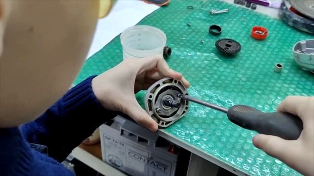 Ремонт и обслуживание шлифмашинки STERN AG125F-C смотреть онлайн