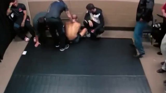 Жозе Альдо плачет в раздевалке после боя с Конором смотреть онлайн