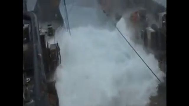 Подъём трала в шторм. Охотское море. смотреть онлайн