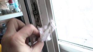 Ручка туго поворачивается на пластиковом окне?! Что смазать в ПВХ окне. Закрыть окно мизинцем!!!