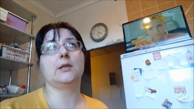 Женский ремонт. Потолок в кухне 1. Клеим потолочную плитку. смотреть онлайн