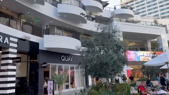 Living in Hollywood - everyone flirted with us!! смотреть онлайн