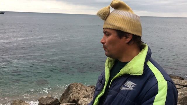 Сухогруз и пограничный катер в бухте Ласпи. Погода в Крыму 8 декабря смотреть онлайн