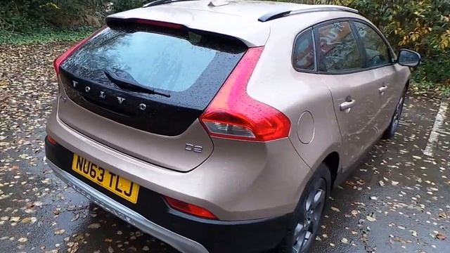 NU63TLJ - Volvo V40 D2 Cross Country Lux 5dr in Bronze смотреть онлайн