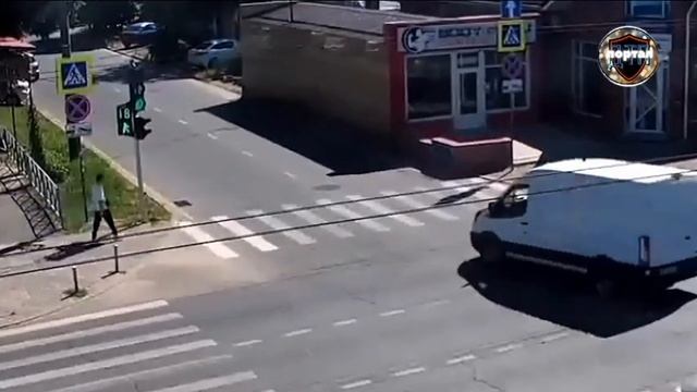 Проехал на красный и влетел в фургон: авария в центре Краснодара смотреть онлайн