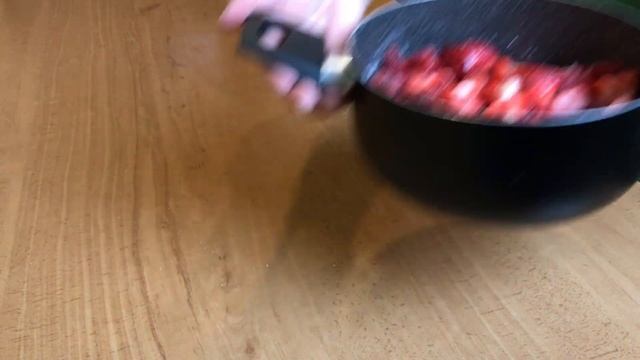 GELEIA DE MORANGO CASEIRA; A RECEITA PERFEITA! смотреть онлайн