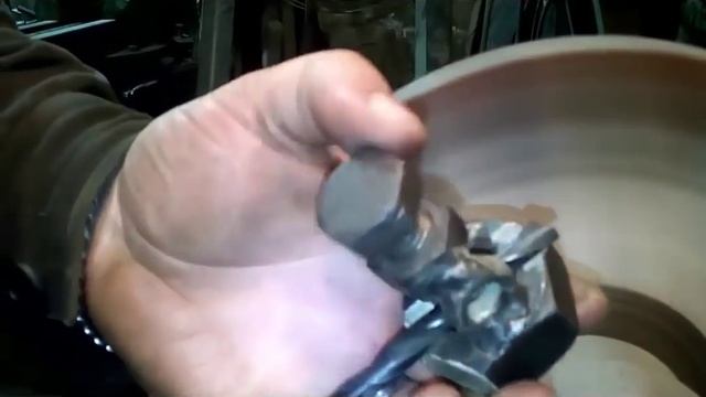 крутая идея как заточить сверло Сделай и себе это нужное и простое приспособление!!! смотреть онлайн