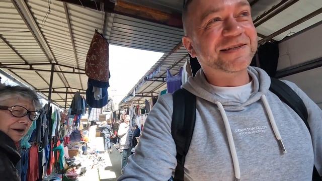 Блошиный рынок в Сочи "Социальное" место, судя по вывеске на входе. Низкие цены, масса удовольствия смотреть онлайн
