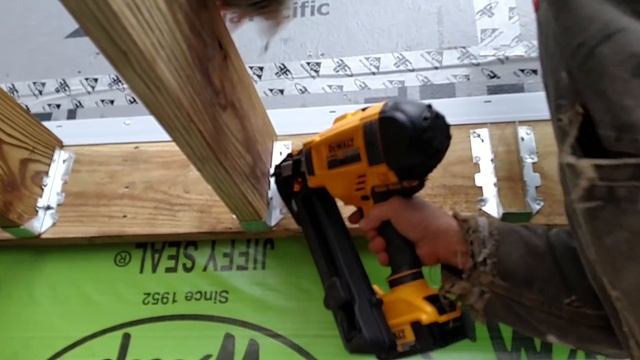 Dewalt Metal Hanger Nailer DCN693M1 Review смотреть онлайн