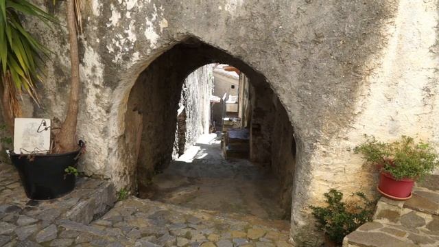 Южная Италия.  Калабрия. Улочки-лестницы города Скалея.