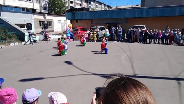 Праздник в мик-на Топтинский гор. Иркутск выступают 100 детский сад (ягодки) смотреть онлайн