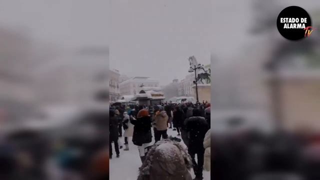 PUERTA DEL SOL al ritmo de "LA MACARENA" bajo la NIEVE смотреть онлайн