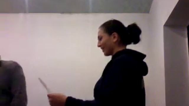 девушка ударом руки разбивает доску смотреть онлайн