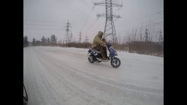 СКУТЕР НА ШИПАХ смотреть онлайн