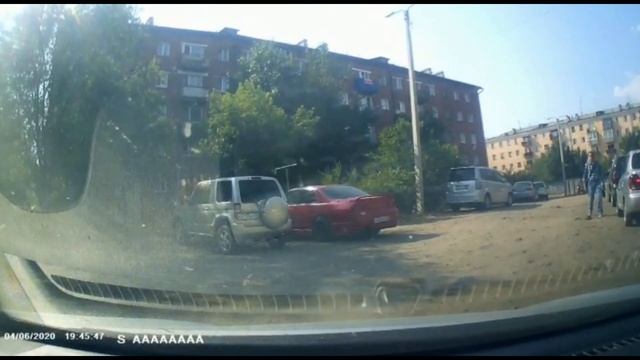 Мальчик на самокате скатился с горки под колеса автомобиля смотреть онлайн