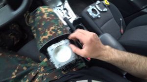 Тойота Королла E150. Замена эмблемы на руле.