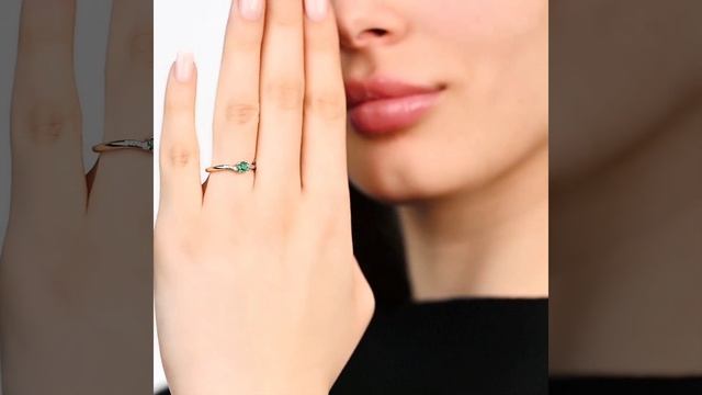 Pierścionek dwukolorowe złoto 585 ze szmaragdem 0,23 ct i diamentami 0,03 ct смотреть онлайн