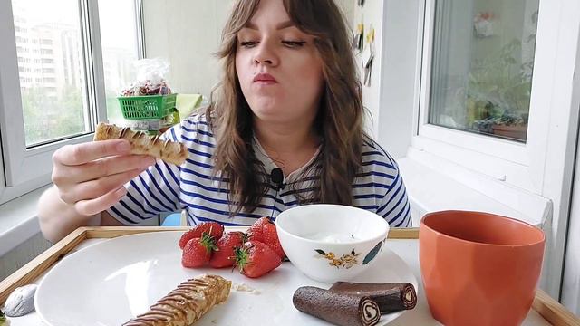 Мукбанг вкусный, сладкий| Бабы с прицепом и разведенки #мукбанг #кушаемвместе смотреть онлайн