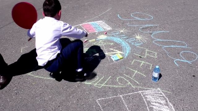 Победа глазами детей. Акция рисунок на асфальте смотреть онлайн